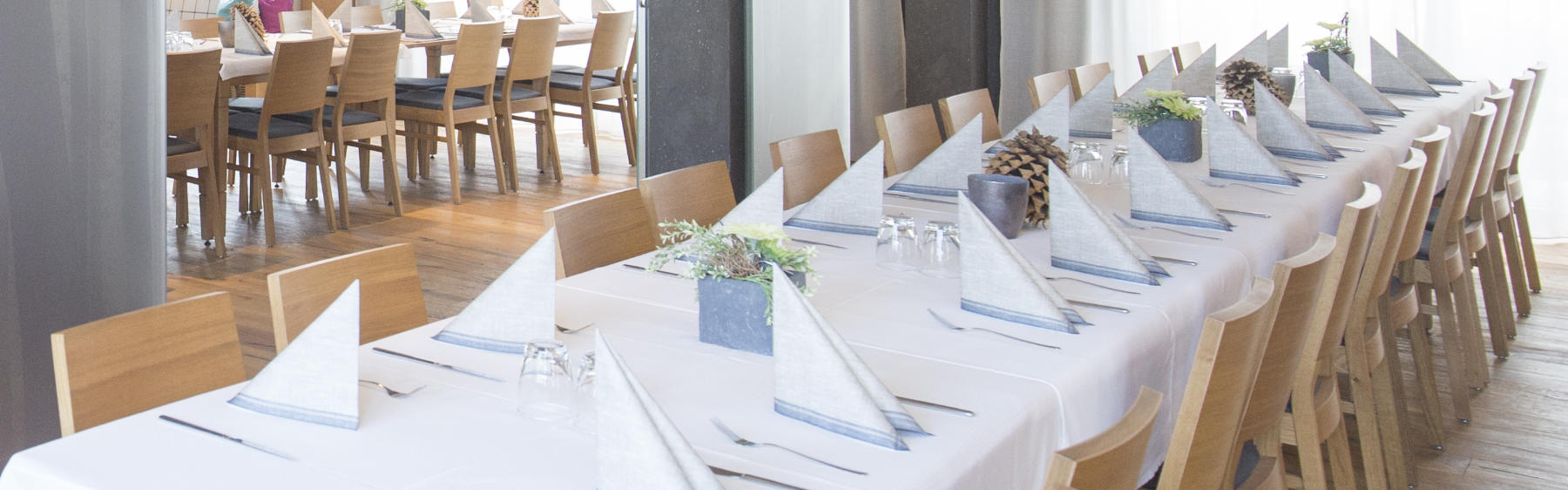 Unsere Speisekarten Gedecktes Tisch im Restaurant