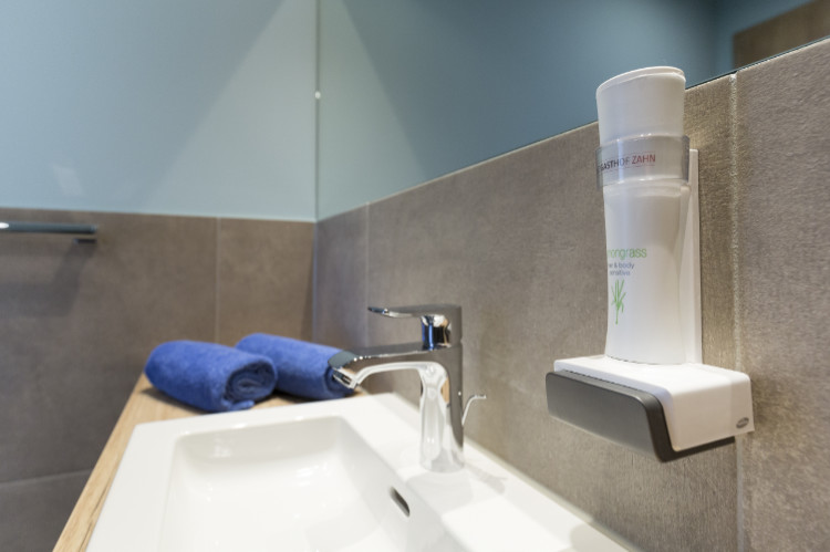 Doppelzimmer mit Halbpension im Langgasthof Zahn - Elchingen Nahufnahme vom Badezimmer