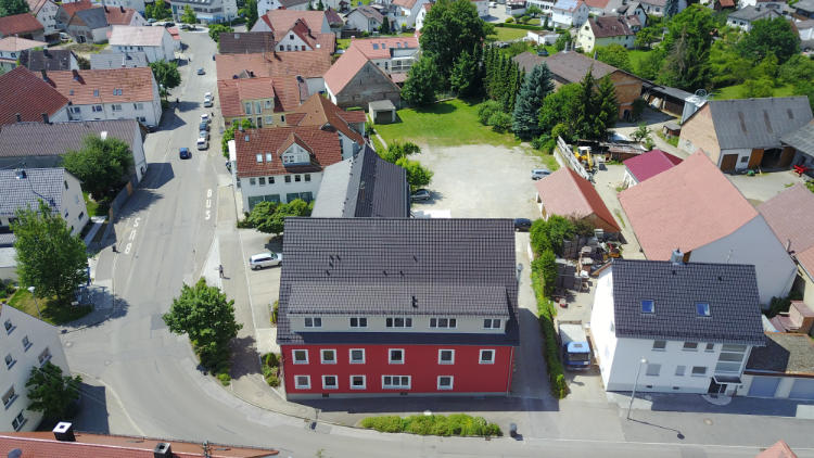 Mit reichlich Parkplätze am Hotel Luftaufnahme vom Parkplatz