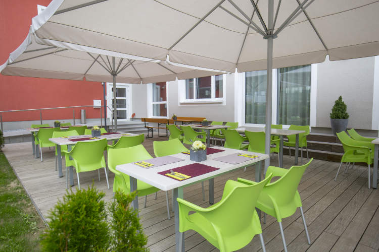 Für Geschäfts- oder Familienfeiern - Landgasthof Zahn Aufnahme von Terrasse für Frühstück