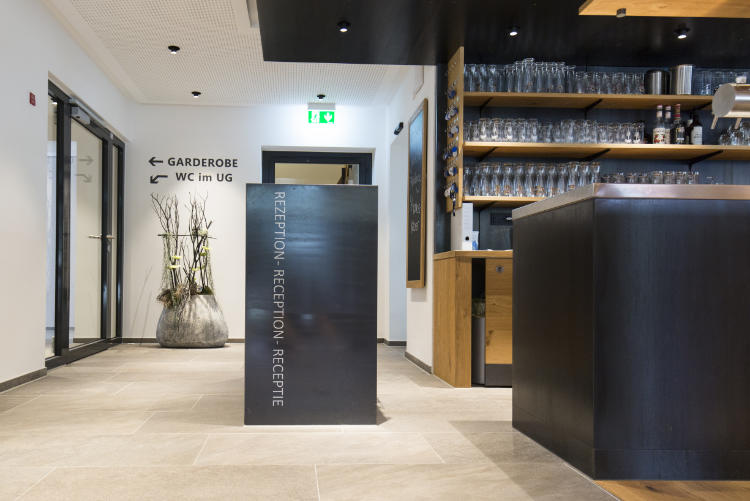 Für Seminare mit bis zu 180 Personen - Landgasthof Zahn Die Rezeption