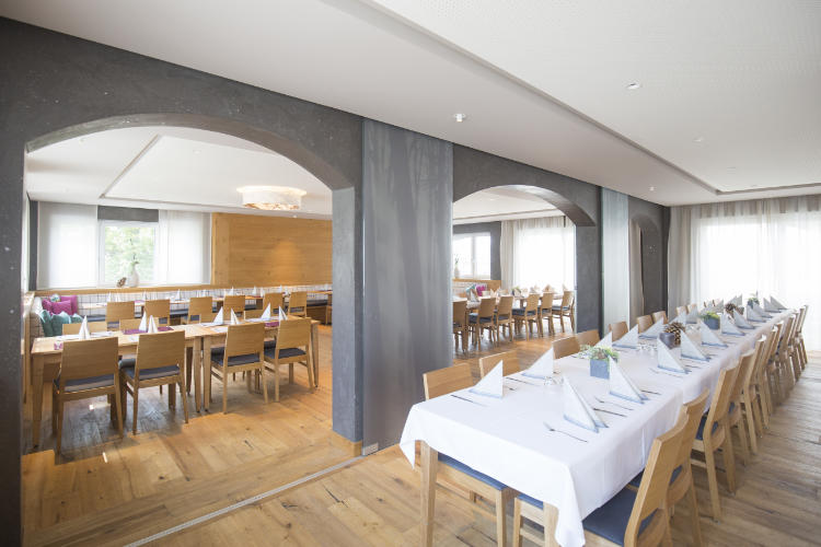 Kulinarisch mit bodenständiger Landhausküche - Landgasthof Zahn Aufnahme von Räume mit gedeckten Tischen