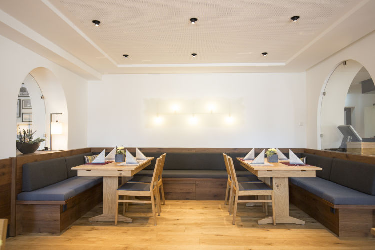 Im Restaurant - á la carte wählen Tische im Restaurant