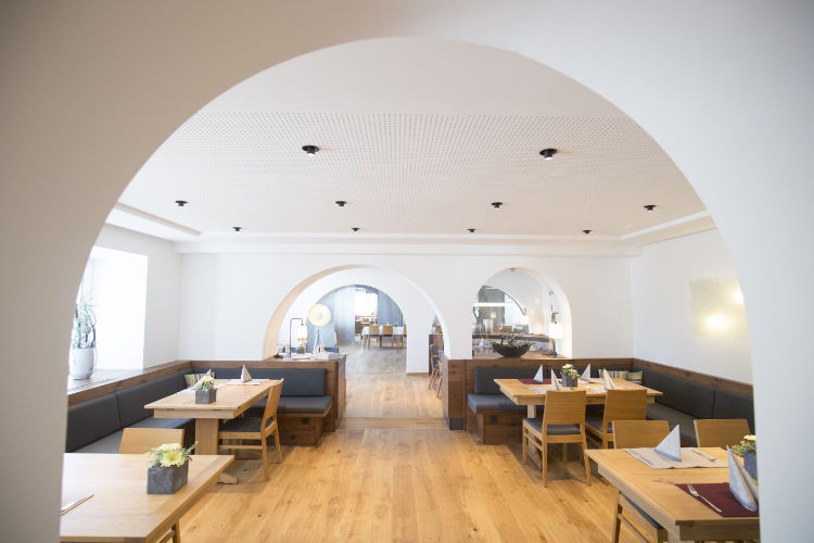 Für Geschäfts- oder Familienfeiern, Hochzeiten, Gruppen sowie für Seminare - Landgasthof Zahn Modernes Restaurant mit weißen Wänden