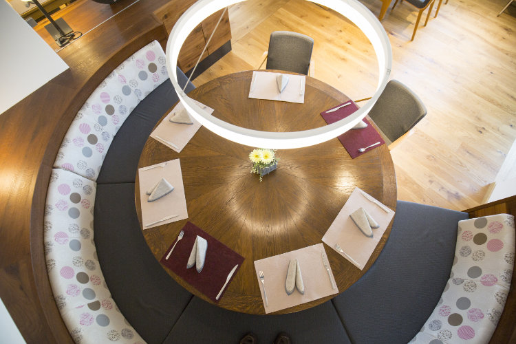 Für verschiedene Veranstaltungen und Anlässe - Landgasthof Zahn Aufnahme von oben - Tisch