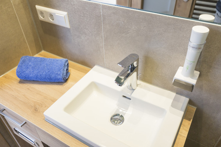 Einzelzimmer mit Halpension im Landgasthof Zahn Waschbecken - Bad im Einzelzimmer