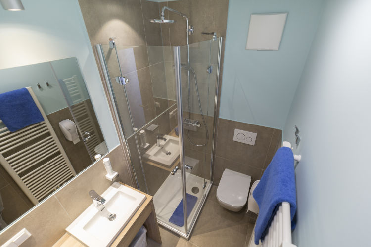 Einzelzimmer mit Frühstück vom Buffet im Langgasthof Zahn Duschkabine im Einzelzimmer